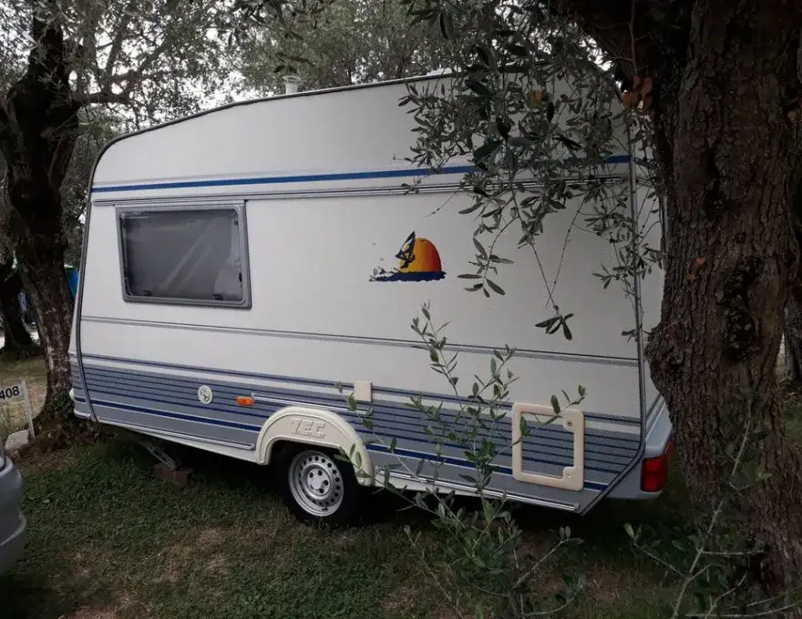 ZÉÉR NETTE, PERFECT zijnde TEC360 caravan incl. inventaris EN ALLE toebehoren
