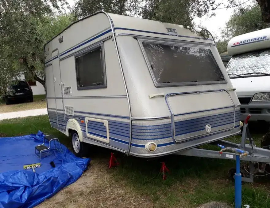 ZÉÉR NETTE, PERFECT zijnde TEC360 caravan incl. inventaris EN ALLE toebehoren