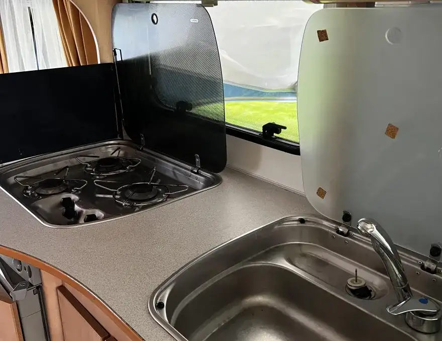 Drie pits gasfornuis en spoelbak in middenkeuken 