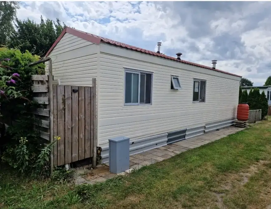 Mooie houten Sta caravan bij Voorthuizen 