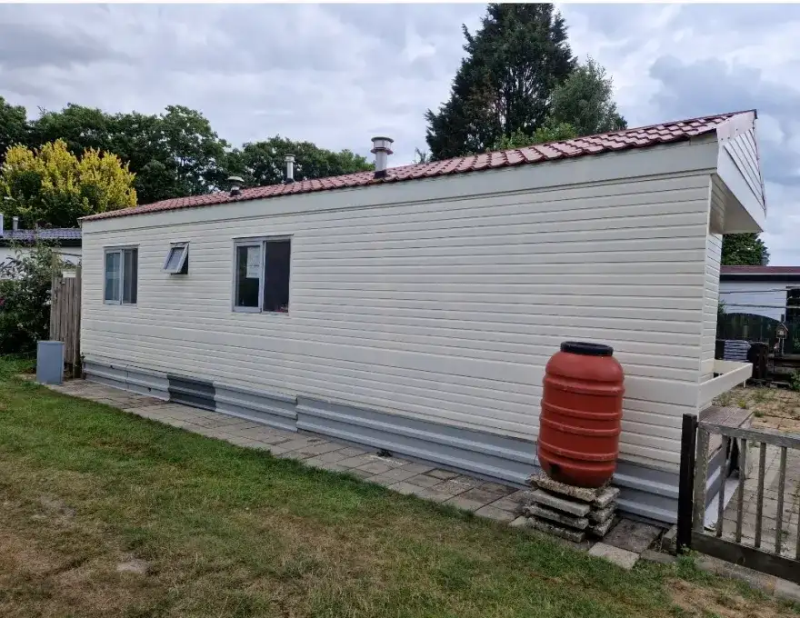 Mooie houten Sta caravan bij Voorthuizen 