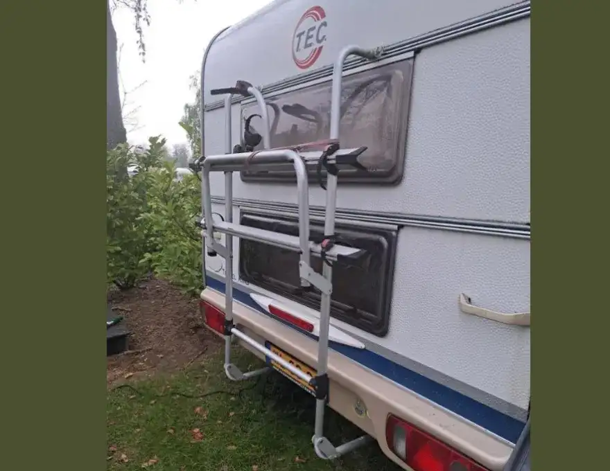 Voor en achter een fietsenrek