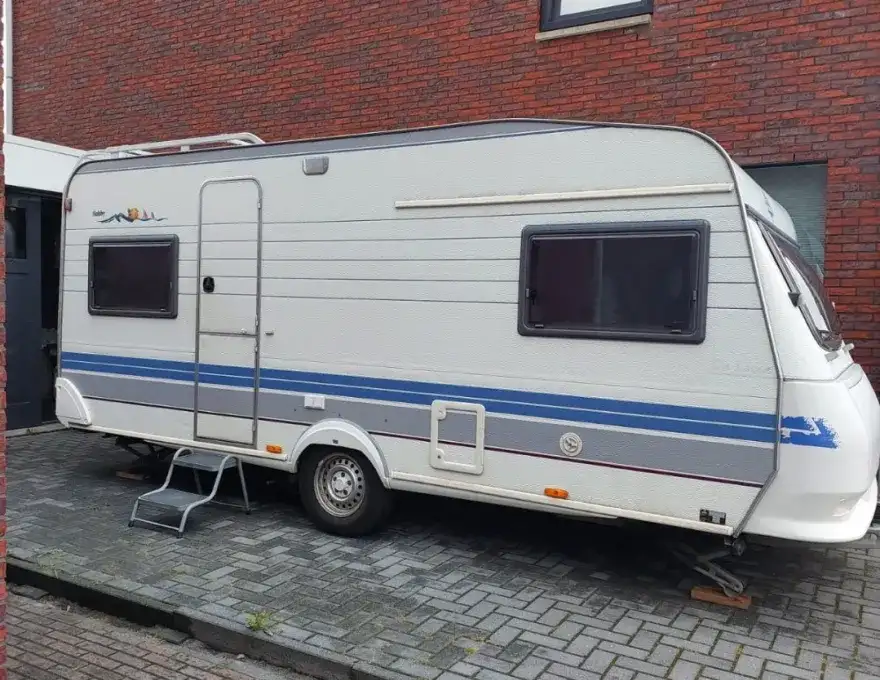 Hobby 495 De Luxe met mover