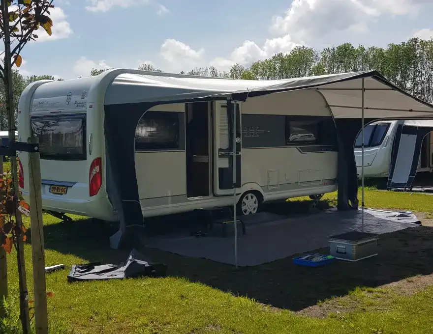 Caravan geplaatst met luifel