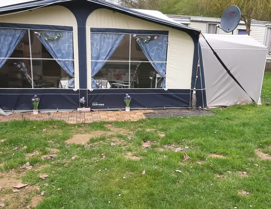 Nette caravan met 3 voortenten