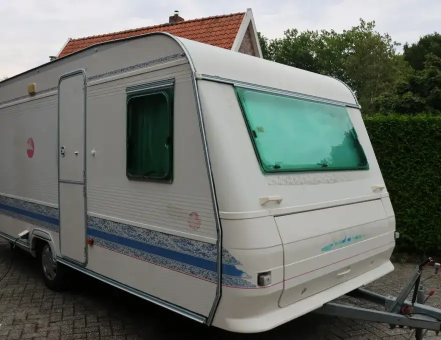 Adria unica 502up lichtgewicht carvan met airco, in zeer nette staat 1999