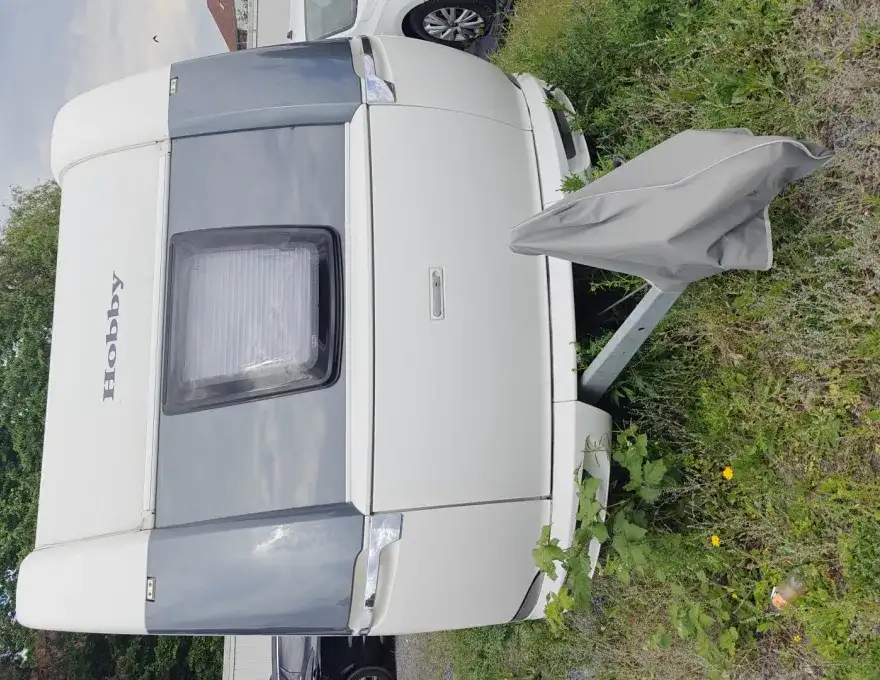 Hobby 495 UL bj 2020 mover , zakluifel (staat geen idee) deukje aan de voorkant in het antraciet gedeelte voor de rest in uitstekende staat interieur als exterieur. CARAVAN STAAT IN BELGIË 