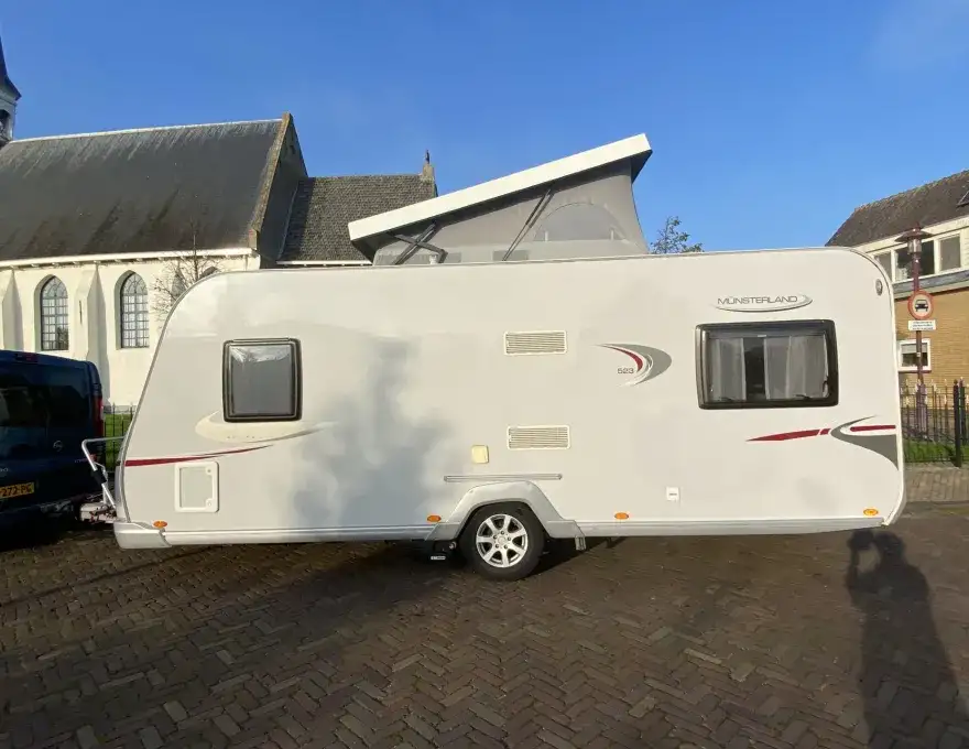 LMC caravan met hefdak, 4 vaste bedden