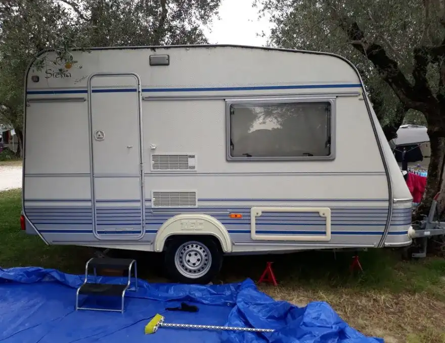 ZÉÉR NETTE, PERFECT zijnde TEC360 caravan incl. inventaris EN ALLE toebehoren
