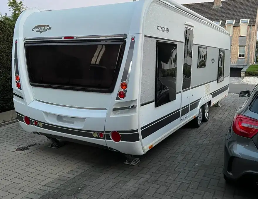 Detleffs caravan voorzien van vast bed, vaste wc en douche, airco, grote koelkast, gasfornuis en grote water tank. Bouwjaar 2014 Lengte: 6,5 meter Gewicht: 1695 kg Max gewicht: 2000kg Staat op Belgisch kenteken maar kan eventueel makkelijk ingevoerd worden. Kan eventueel ook op locatie geleverd worden.