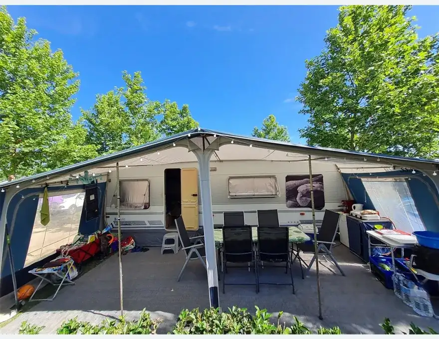 Caravan incl. voortent. Inboedel bespreekbaar 