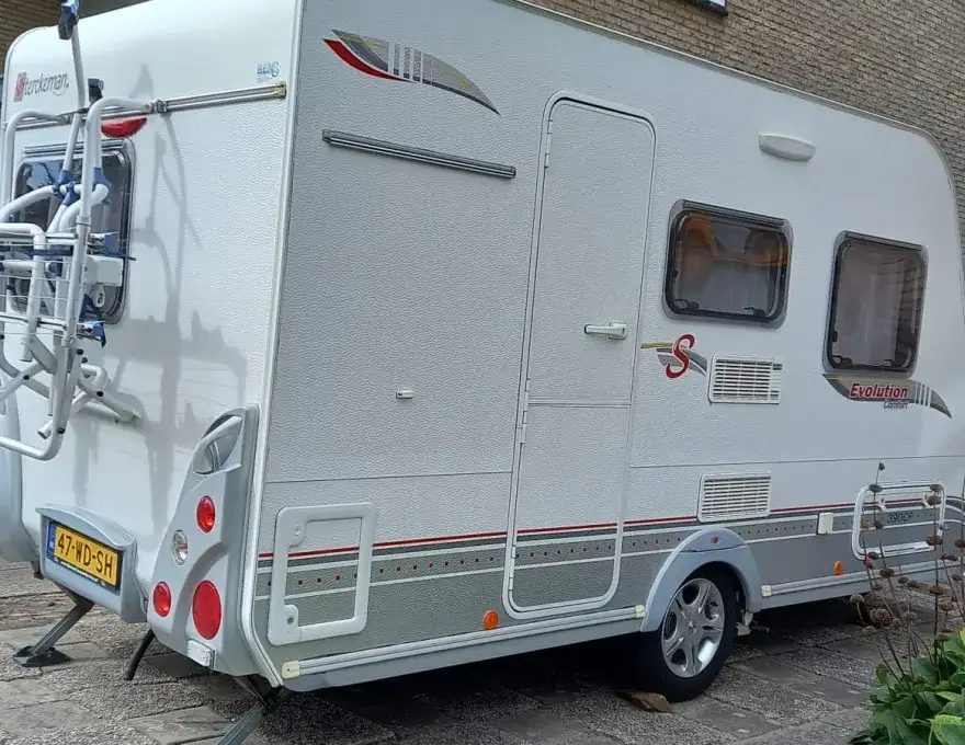 Caravan in goede staat van zijkant gezien