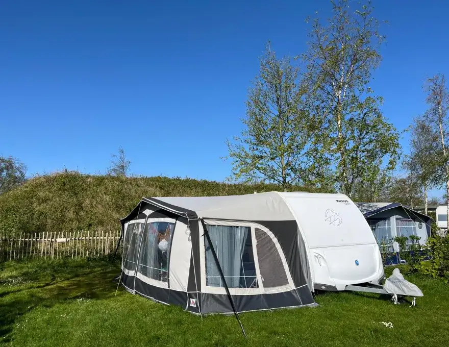 Uniek 3 stapelbed!!! Knaus sport qdk 500 met stapelbed met 3 bedden, vast 2 persoonsbed en een bank om om te bouwen tot bed. 