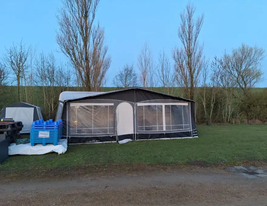 Caravan met voortent 