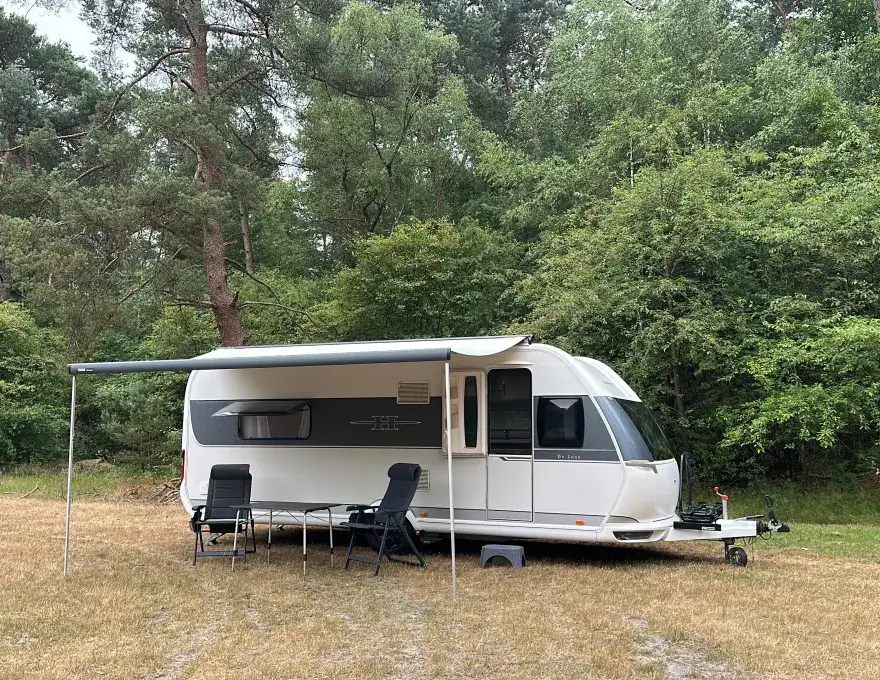 *Hobby De Luxe 560 FFE* uit 2015, aangeboden voor *€21.950*.