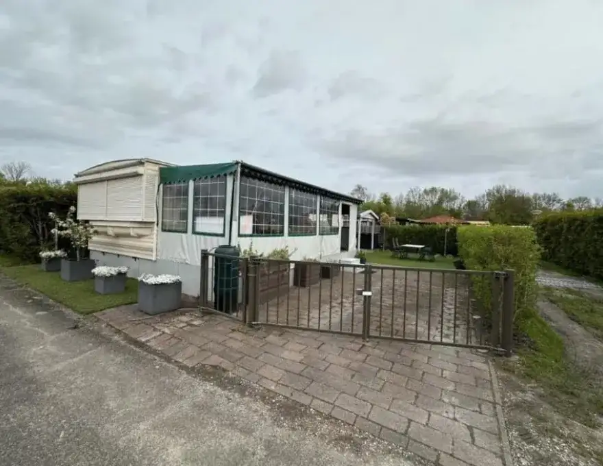 TE KOOP WEGENS ZIEKTE Grote stacaravan Contessa Bluebird, staat op camping in Scherpenisse (Zeeland). Staanplaats betaald tot eind 2025. Vraagprijs €37 000(bespreekbaar) Beschrijving: Leefruimte met airco/verwarming, wifi Keuken met dubbele oven en fornuis op gas, afzuigkap,koel-/vriescombinatie, microwave, koffiezet, grilloventje, ronde tafel met glazen blad en 4 stoelen. Badkamer met xxl-douche, toilet en wasbakje. Masterbedroom met airco/verwarming, kingsize boxspring, voldoende kastruimte en aanpalend 2