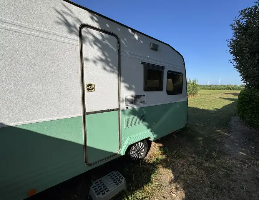 Vrolijke Dethleffs caravan 
