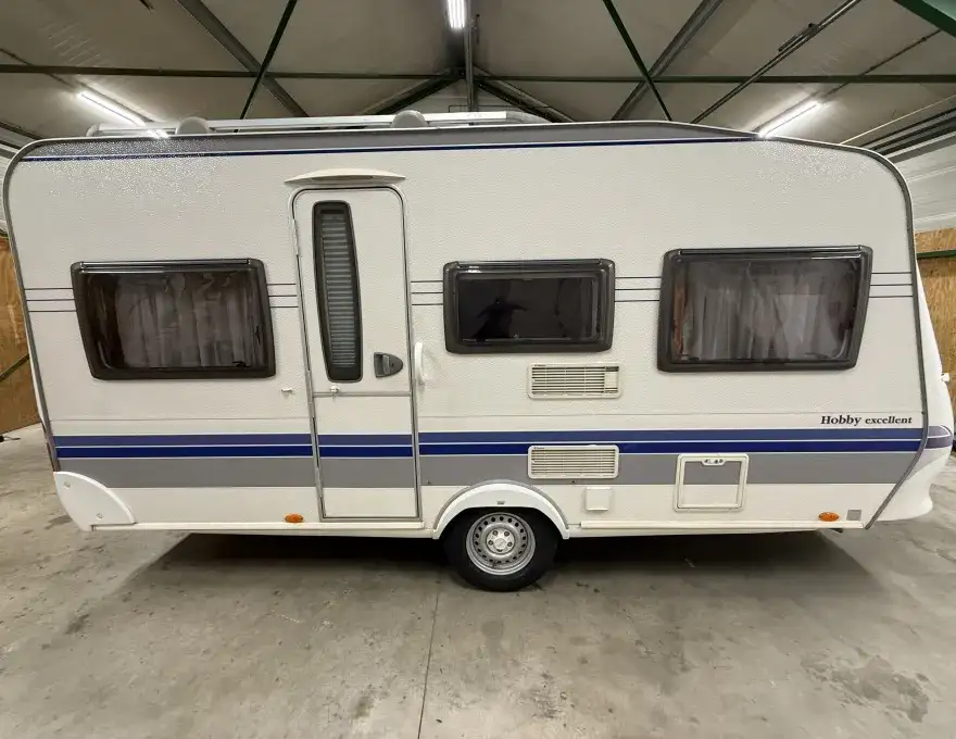 Caravan Hobby 450 UF Excellent (luxe uitvoering) bouwjaar 2008 voortent en kleine luifel