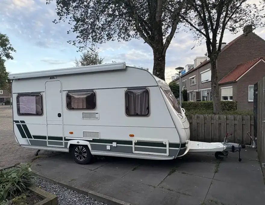 Zijaanzicht caravan 