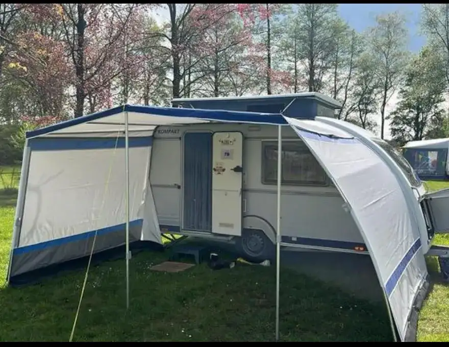 Mooie nette Kip Kompakt EK37. Met nieuwe banden, nieuwe koelkast. Komt met een van den Horn voortent 