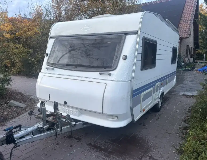 Hobby 450 UF de Luxe – €3.250,- Nette caravan met rondzit, vast bed, toilet, luifel en wintervoortent. Bouwjaar 1999, lengte 6,35 m, max gewicht 1350 kg. Mover (1 motor vast), wat gebruikerssporen en vocht bij serviceluik.