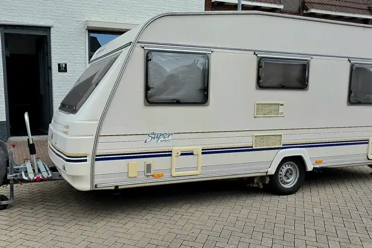 Super sprite 490 met mover, voortent, luifel en erker
