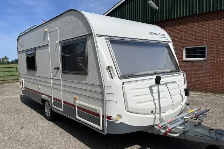 Inclusief nieuwe Brand voortent (3mtr diep) en extra losse luifel. Caravan is zeer goed onderhouden.