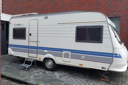 Hobby 495 De Luxe met mover en voortent