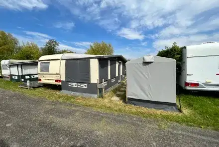 Caravan + voortent te koop aan de zee (Westende) - caravan te koop