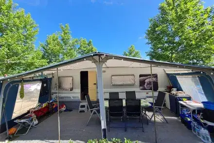 Dethleffs Beduin tandemasser 9 meter stapelbed staat gestald in Spanje Costa brava - caravan te koop
