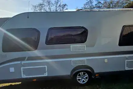 Adria Adiva 512 UP (2011) is een zeldzaam nette caravan, altijd droog gestald, 100% vochtvrij en zonder schade.