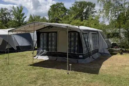 Kip caravan compleet gerenoveerd met nieuwe diepe voortent