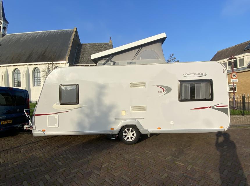 LMC caravan met hefdak, 4 vaste bedden