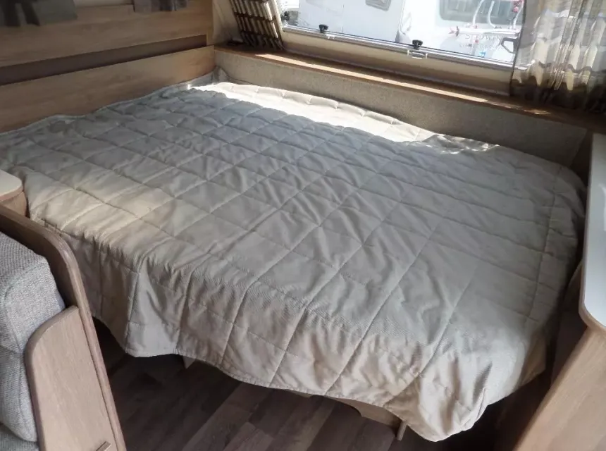 Frans bed met nieuw matras