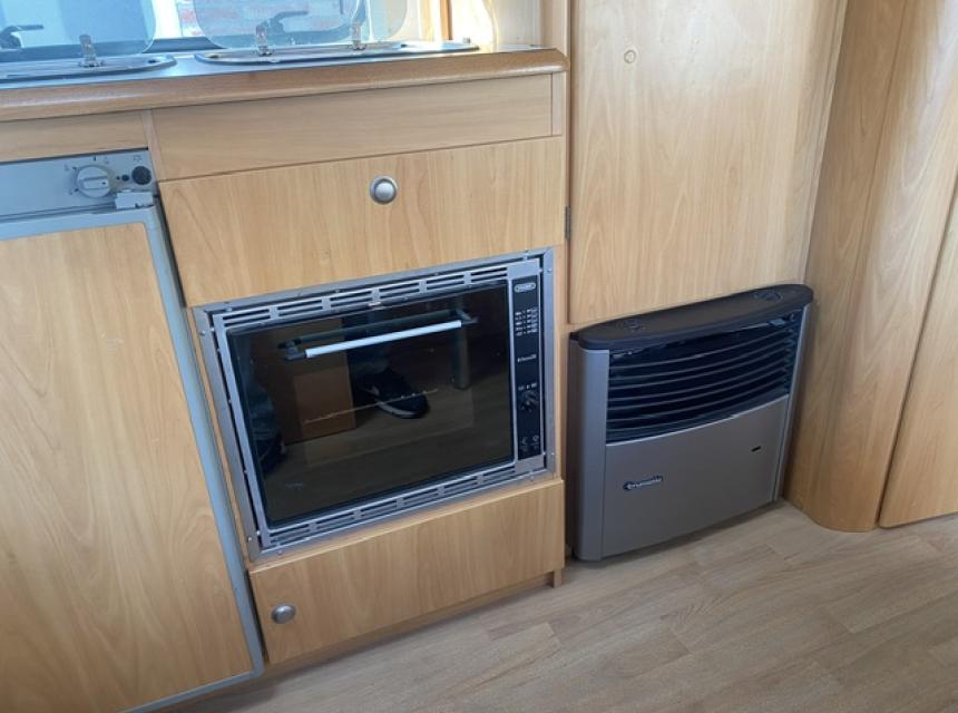 Mooie caravan Chateau lunar 500 met airco en stapelbed 