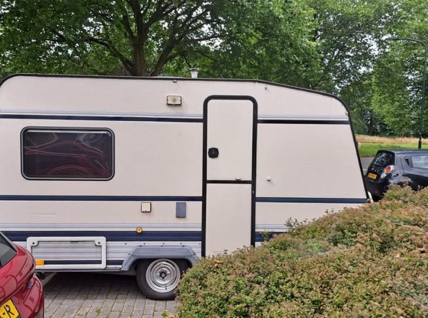 leuke caravan met eigen kenteken met zeer veel nieuwe dingen 