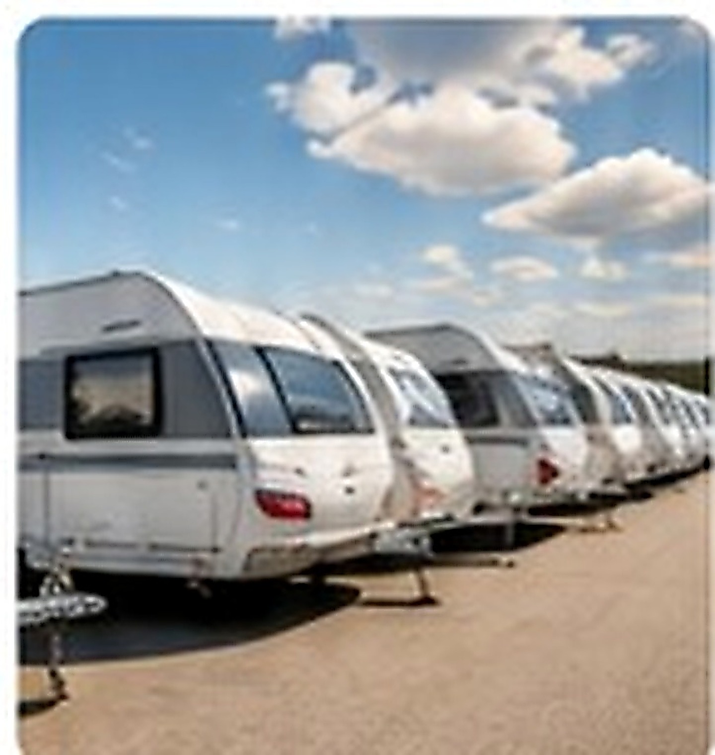 Rij caravans bij een caravanbedrijf