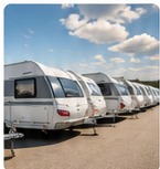Rij caravans bij een caravanbedrijf