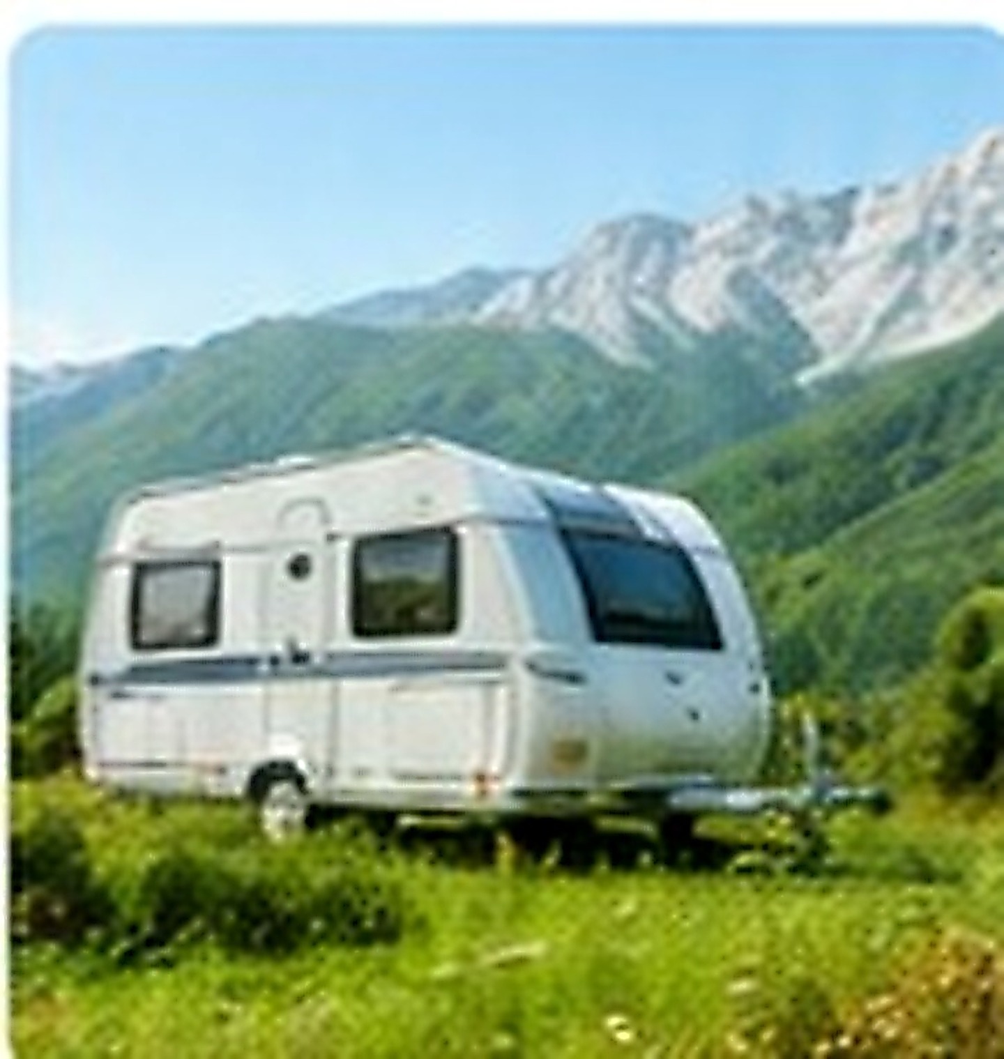 Caravan in berglandschap